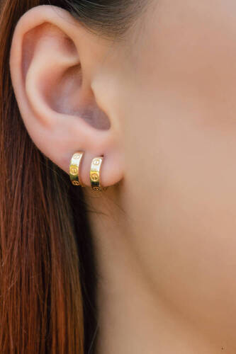 Çivi Desenli Küçük Altın Halka Küpe - 