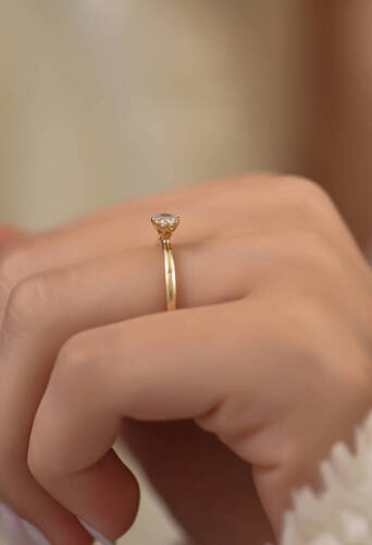 Mini Tırnaklı Tektaş Altın Yüzük - (1)