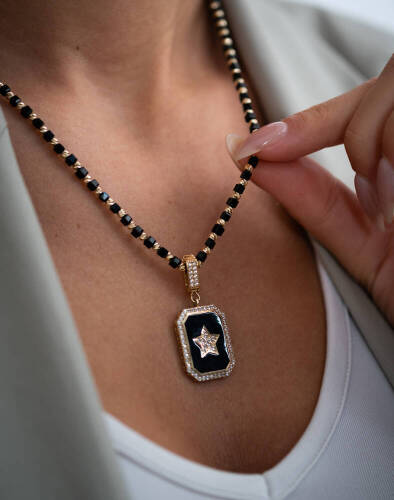 Siyah Mineli Altın Kolye - 